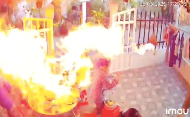 Clip: Rùng mình bình gas mini phát nổ như bom giữa bữa ăn, nhiều người bị thương