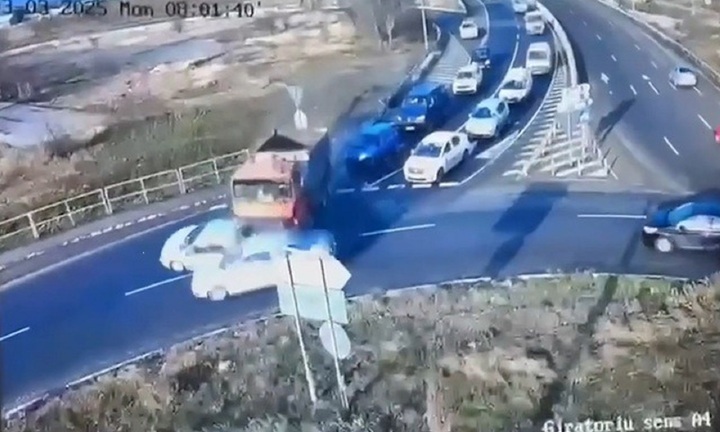 Clip: Xe tải bất ngờ mất kiểm soát, lao nhanh trên đường, đâm trúng 2 ô tô