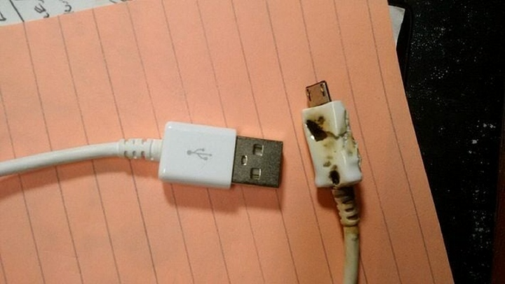 Vừa dùng điện thoại vừa sạc pin, bé gái 15 tuổi bị điện giật tử vong