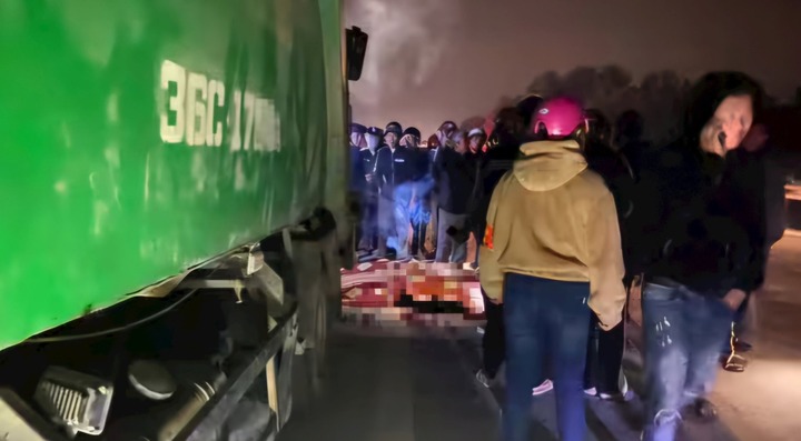 Hiện trường vụ tai nạn giao thông xe máy đâm đuôi xe chở rác, 2 thanh niên tử vong ở Thanh Hóa