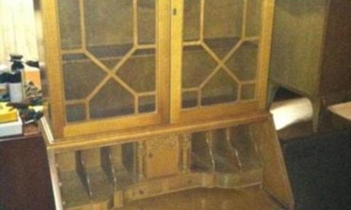 Mua bàn cũ giá rẻ, người đàn ông bất ngờ tìm thấy 