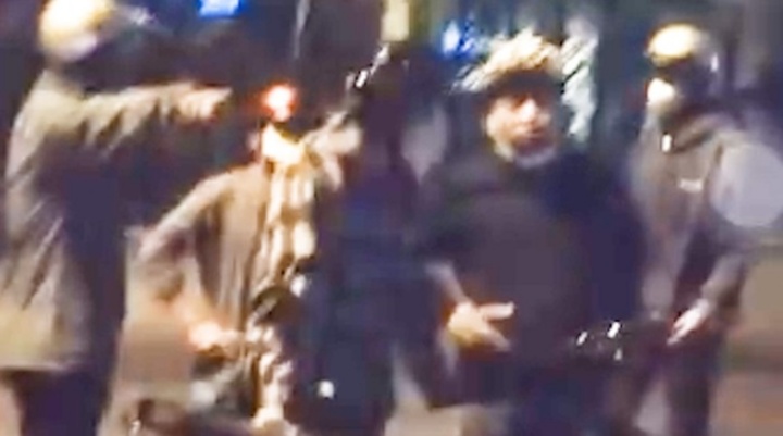 Clip: Nhóm thanh niên chặn người đi đường kiểm tra giấy tờ lúc nửa đêm ở TP.HCM