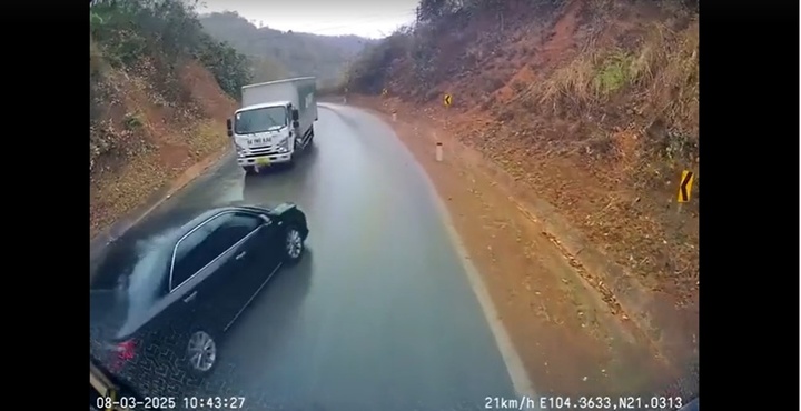Clip: Vượt ẩu ở khúc cua hẹp, ô tô suýt gặp nạn nghiêm trọng