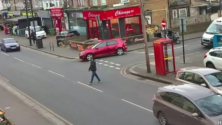 Clip: Đang đi bộ qua đường, người đàn ông bị ô tô hất tung lên không trung