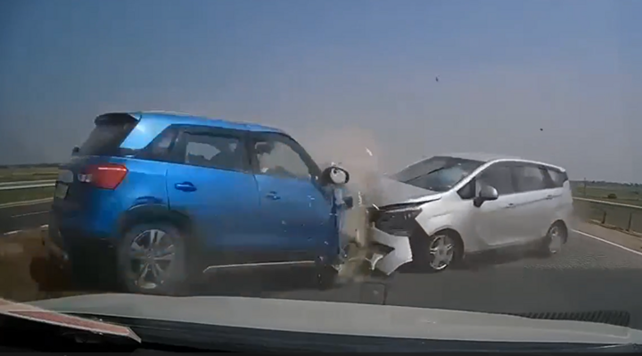 Clip: 3 ô tô va chạm mạnh trên xa lộ, nam bác sĩ tử vong thương tâm