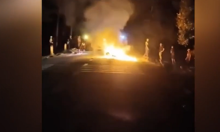 Clip: Kinh hoàng 2 xe máy bốc cháy dữ dội sau va chạm, 2 người tử vong