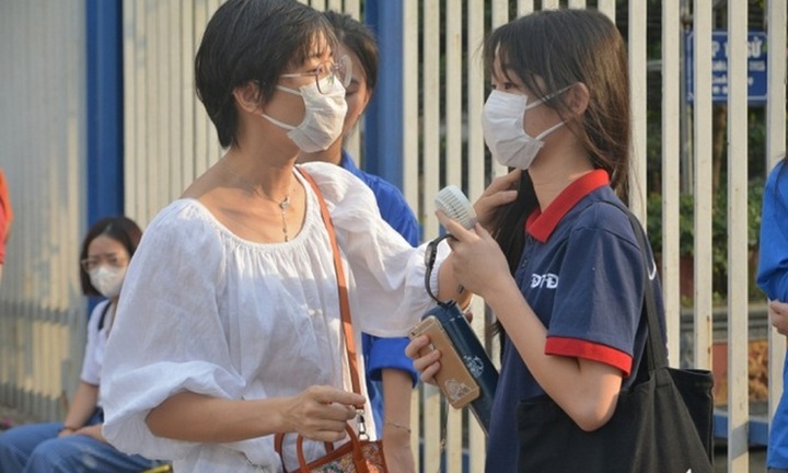 Kỳ thi vào lớp 10 THPT 2025 ở Hà Nội: Phụ huynh chi mạnh 