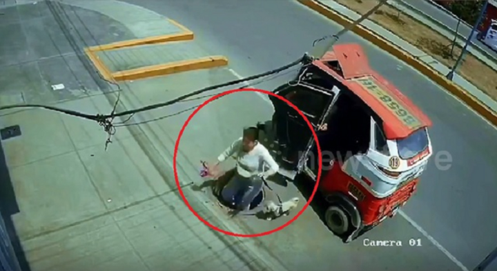 Clip: Vừa bước xuống xe, người phụ nữ bất ngờ bị hố ga 