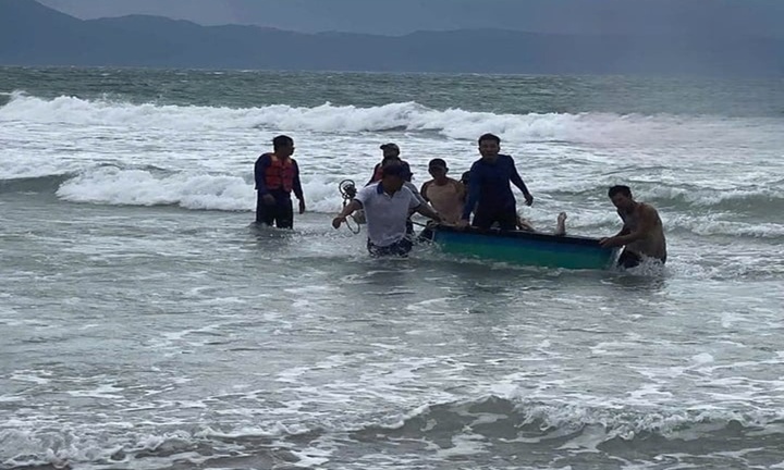 Tìm thấy thi thể 2 nam sinh mất tích khi tắm biển ở Khánh Hòa