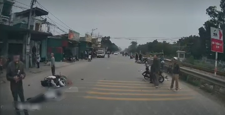 Tin tức tai nạn giao thông mới nhất ngày 11/3: Xe trung chuyển va chạm xe máy, 1 người chết