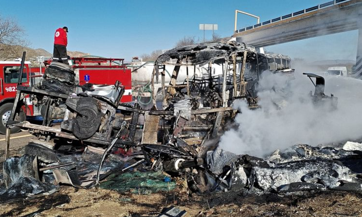 Hiện trường xe đầu kéo tông vào xe khách với tốc độ cao khi xin vượt, 15 người tử vong thương tâm