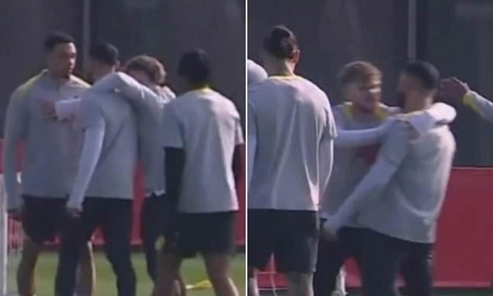 Salah và Alexander-Arnold xô xát 