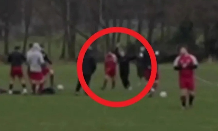 Nam cầu thủ bị vợ tát ngay trên sân, nghi do ngoại tình