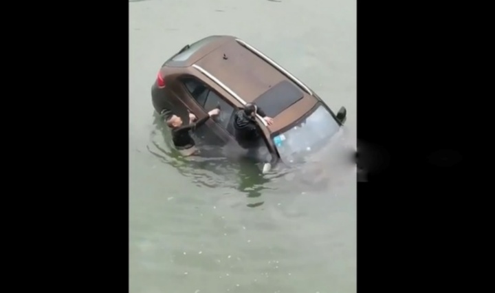 Clip: Ô tô mất lái rơi xuống sông, xót xa cảnh cứu nạn trong tuyệt vọng, 2 người tử vong thương tâm