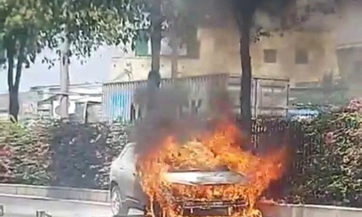 Đang chạy trên đường ở TP.HCM, xe ô tô 5 chỗ bất ngờ bốc cháy ngùn ngụt