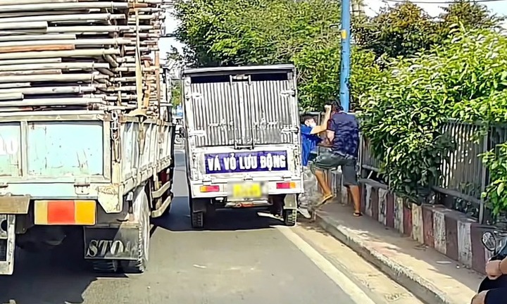 2 tài xế xe tải đánh nhau loạn xạ trên cầu Bà Lát, nhân chứng nói gì?