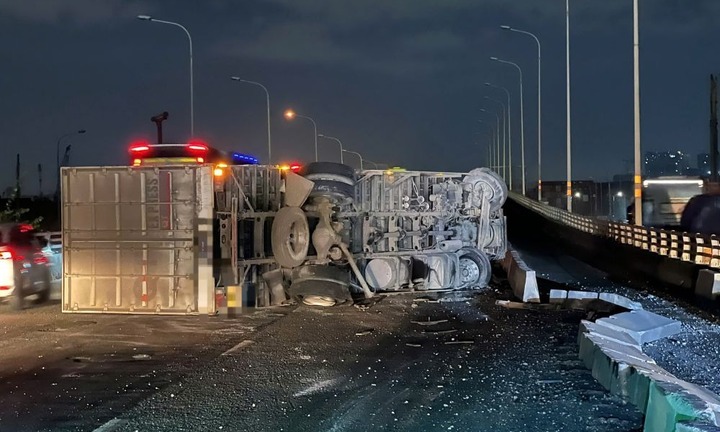 Tin tức tai nạn giao thông mới nhất ngày 15/3: Xe tải mất lái, ủi dải phân xa hàng chục mét