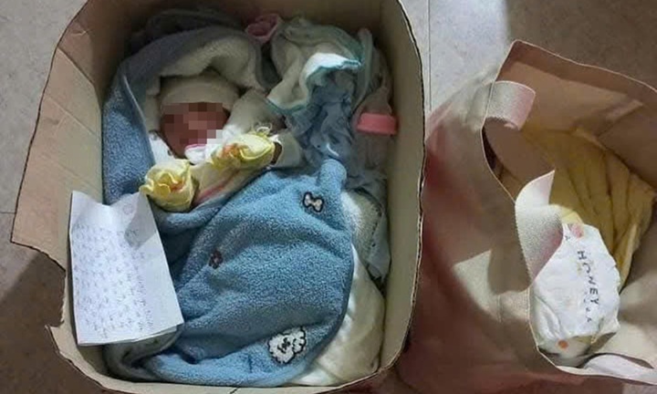 Xót xa bé sơ sinh bị mẹ bỏ rơi, kèm tờ giấy ghi 