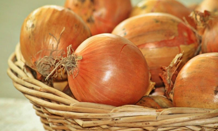 Cách bảo quản hành tây bằng quần tất