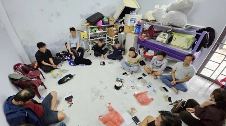 Bắt chủ nhà nghỉ mở sòng xóc đĩa, thu tiền xâu 1 triệu đồng/người