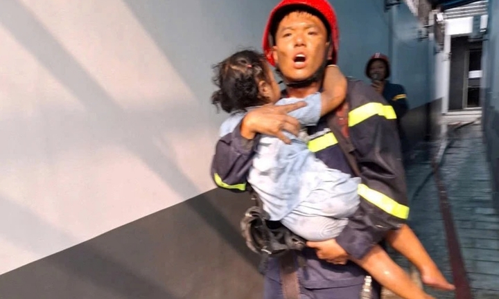 Chiến sĩ cứu hỏa bế bé gái thoát khỏi đám cháy ở TP.HCM: “Có chú ở đây, an toàn rồi!”