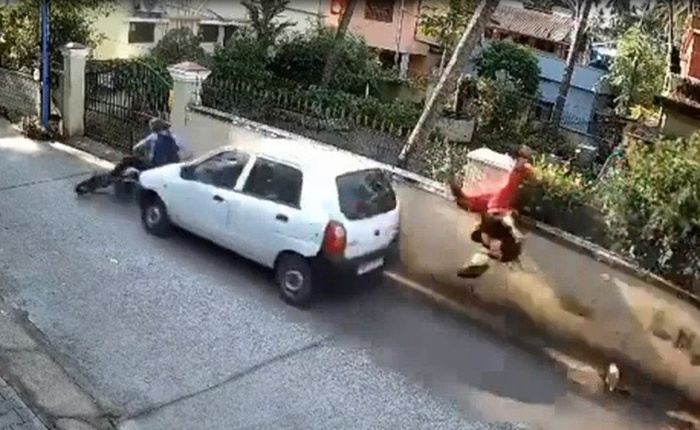 Clip: Người phụ nữ Ấn Độ bị ô tô đâm văng lên hàng rào, sống sót thần kỳ