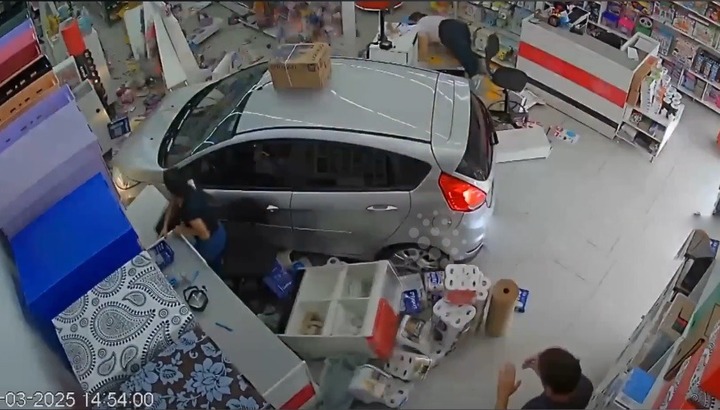 Clip: Ô tô lao như tên bắn vào siêu thị, nhiều người la hét hoảng sợ