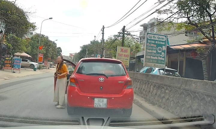 Nữ tài xế bất ngờ dừng xe giữa đường, thản nhiên bỏ đi