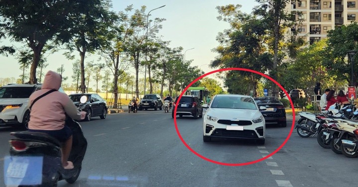 Đỗ ô tô ngược chiều lưu thông của làn đường sẽ bị xử phạt bao nhiêu tiền?