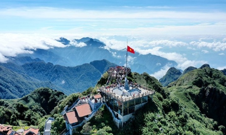 Đoàn đại sứ và doanh nghiệp quốc tế khám phá Fansipan 