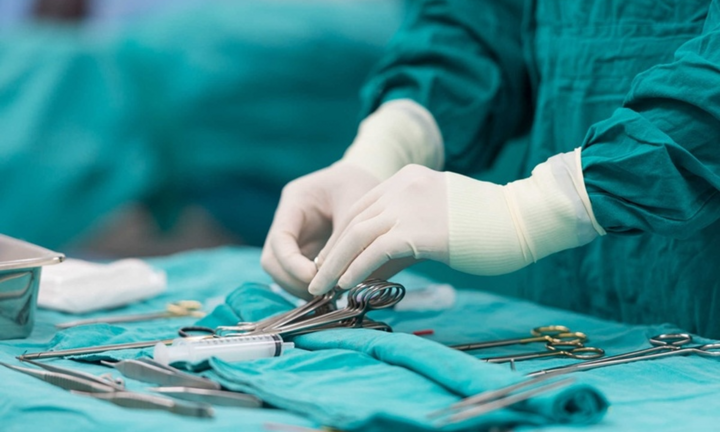 Tai nạn hy hữu: Bị con trai dùng đồ chơi đập trúng 