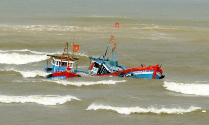 Chìm tàu cá trên biển Nghệ An, thuyền trưởng cùng 3 ngư dân mất tích
