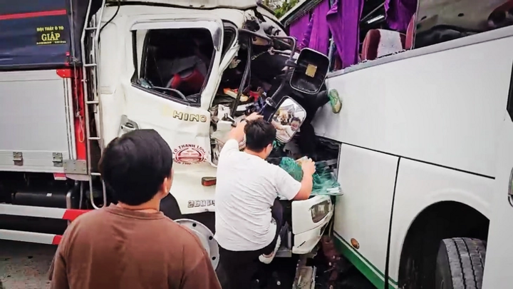 Xe khách đi lùi bị xe tải tông trên đèo Khánh Lê, nhiều người bị thương