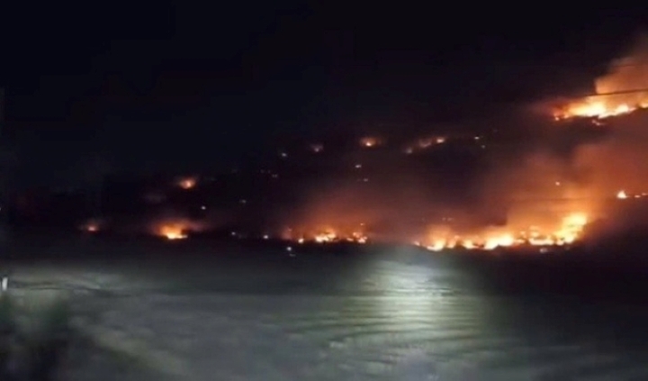 Bình Thuận: Cháy đỏ trời trên núi Tàu, huy động gần 100 người dập lửa trong đêm