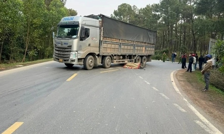 Rùng mình khoảnh khắc 3 học sinh ở Quảng Bình đi xe máy bị cuốn vào gầm xe tải, 1 người tử vong