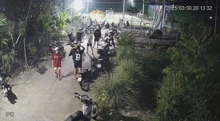 Tạm giữ nhóm thanh niên dùng hung khí đuổi đánh nhau gây náo loạn trên sân bóng