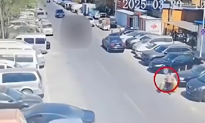 Hy hữu: Hóa vàng cầu bình an, người phụ nữ 