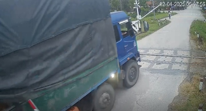 Clip: Xác minh vụ xe tải tông gãy gác chắn, lao qua đường sắt khi tàu đang đến gần