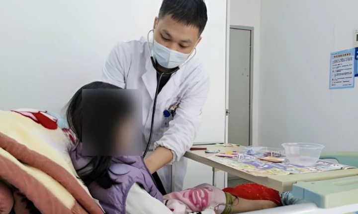 Cặp vợ chồng trẻ suýt trả giá đắt vì tin lời chẩn đoán bệnh từ “bác sĩ AI”