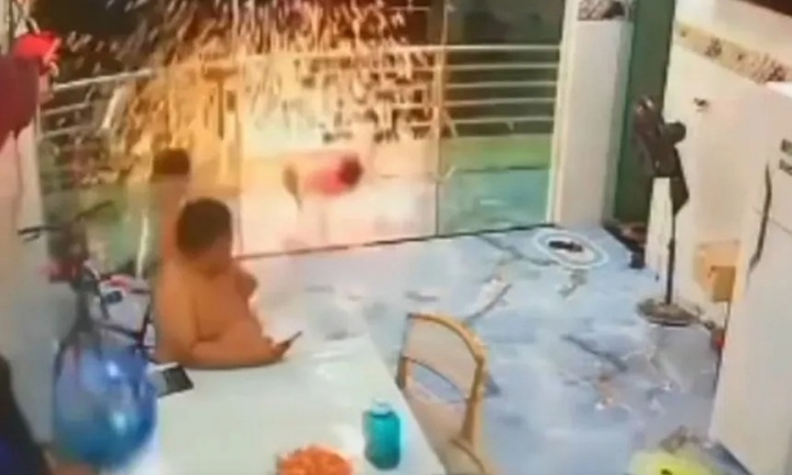 Clip: Cầm gậy chạm vào đường dây điện, bé gái bị điện giật hất tung