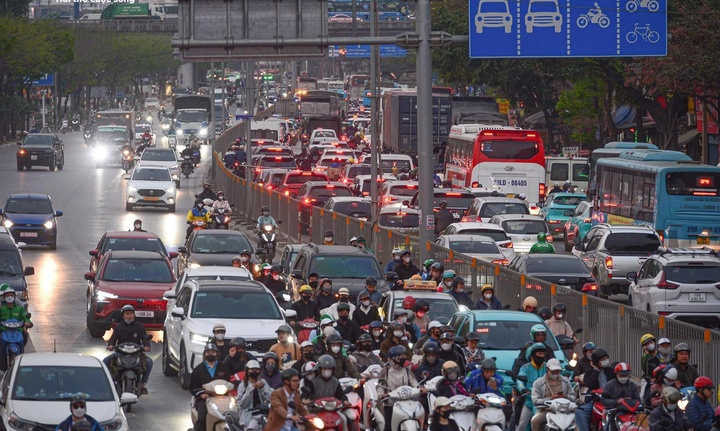 Người dân về quê nghỉ lễ Giỗ Tổ Hùng Vương, các tuyến đường lớn ùn tắc kéo dài