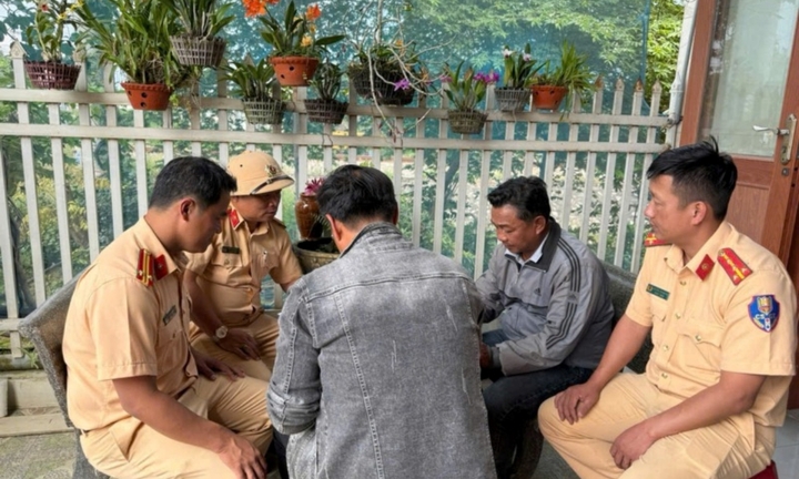 Cố tình vượt đường sắt khi tàu sắp đến, tài xế ô tô bị phạt 11 triệu đồng