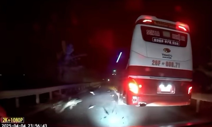 Clip: Xe máy tông trực diện ô tô khách giữa đêm ở Hòa Bình, 2 thanh niên tử vong