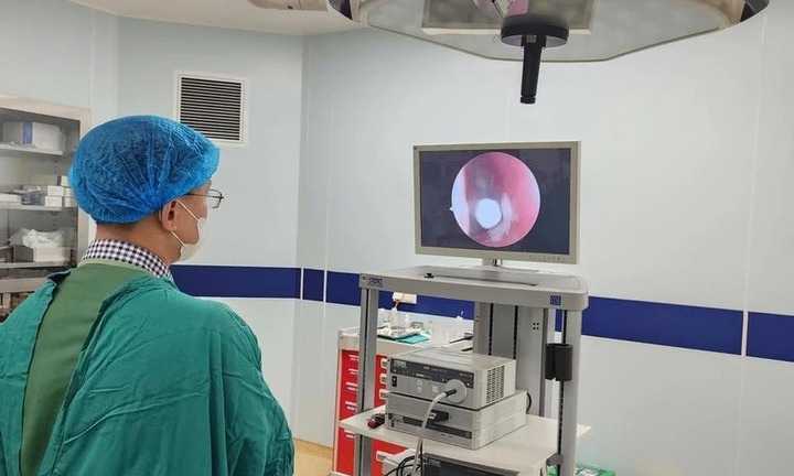 Bé 3 tuổi nhập viện vì mũi đầy dị vật, bác sĩ gắp ra thứ không ngờ