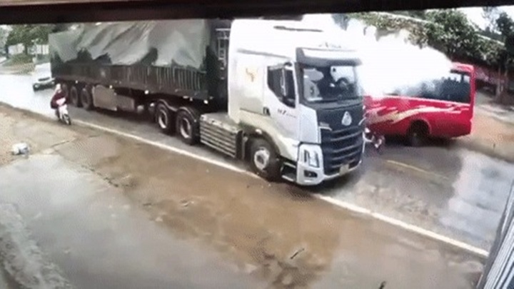 Clip: Khoảnh khắc xe khách va chạm với xe đầu kéo, nhiều người văng ra đường