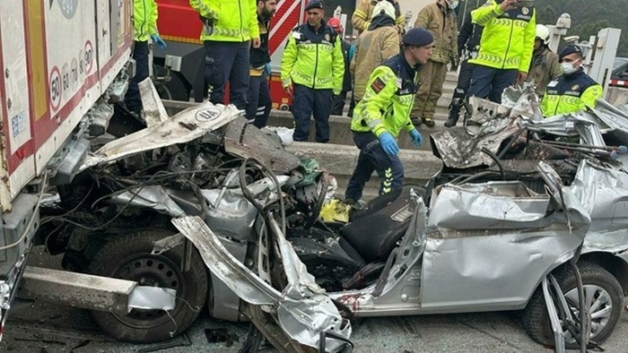 Clip: Ô tô lao vào gầm xe tải, cả 4 người trong xe tử vong ở Thổ Nhĩ Kỳ