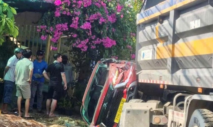 Tin tức tai nạn giao thông mới nhất ngày 7/4: Xe đầu kéo mất lái tông ô tô và xe máy