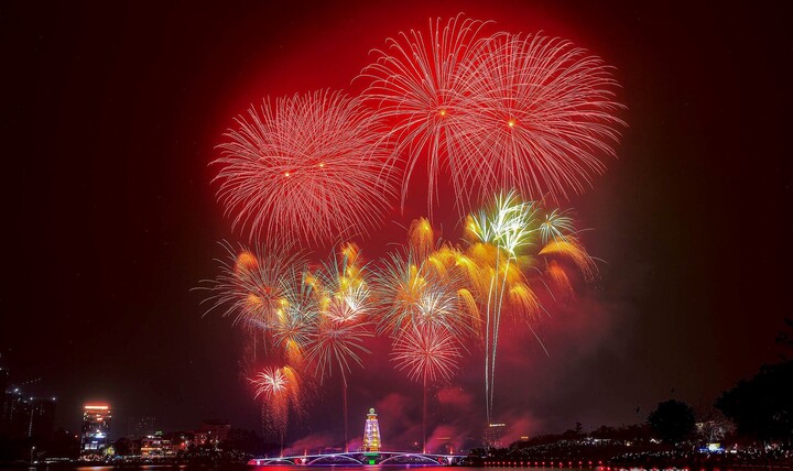 Mãn nhãn màn pháo hoa rực rỡ trên bầu trời Việt Trì dịp Giỗ Tổ Hùng Vương 2025