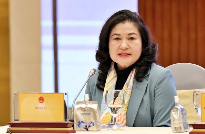 Có chính sách bảo lưu lương với cán bộ được bố trí chức vụ thấp hơn khi sắp xếp bộ máy