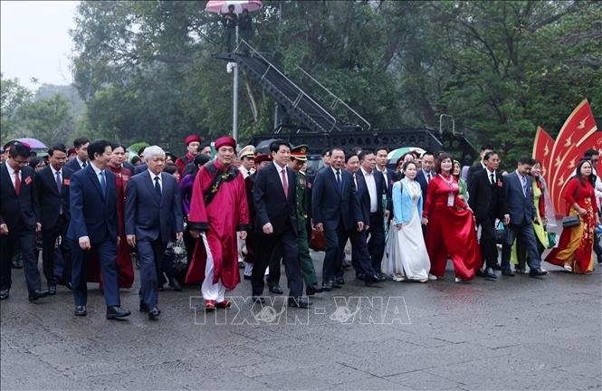 Chủ tịch nước Lương Cường lên núi Nghĩa Lĩnh dâng hương tưởng niệm các Vua Hùng